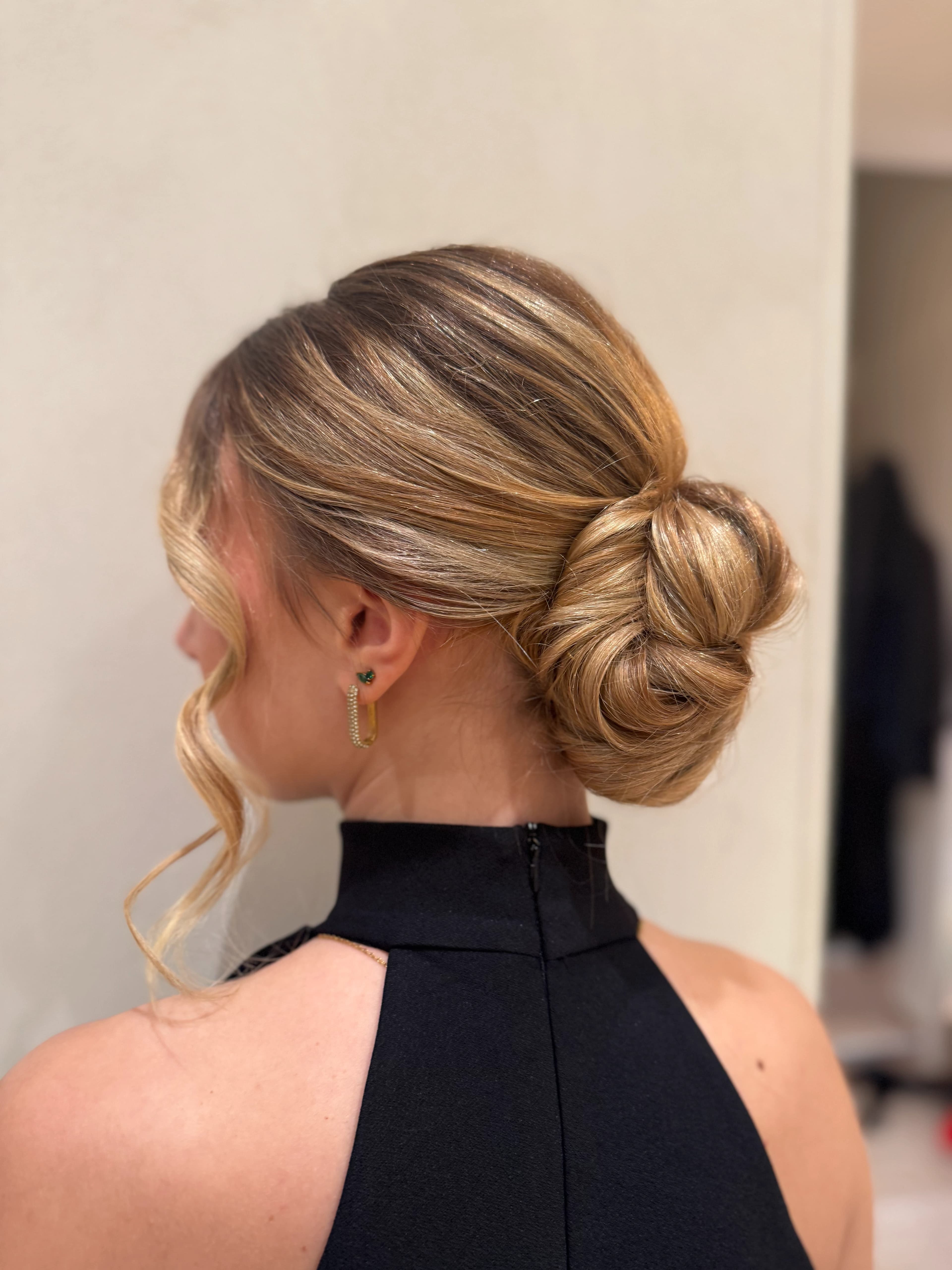 Elegant opgestoken kapsel voor een gelegenheid