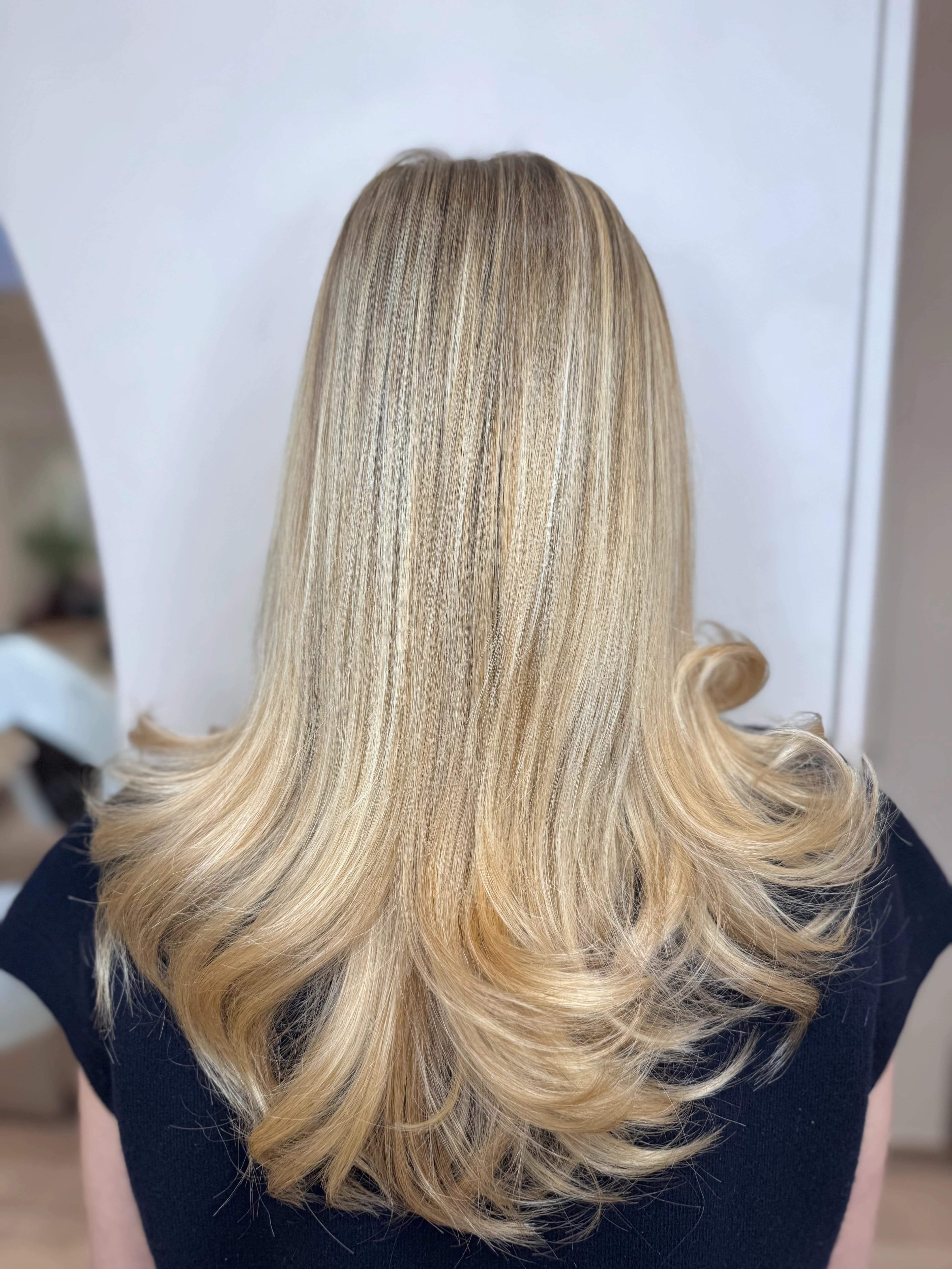 Lange laagjes met een blonde blowout