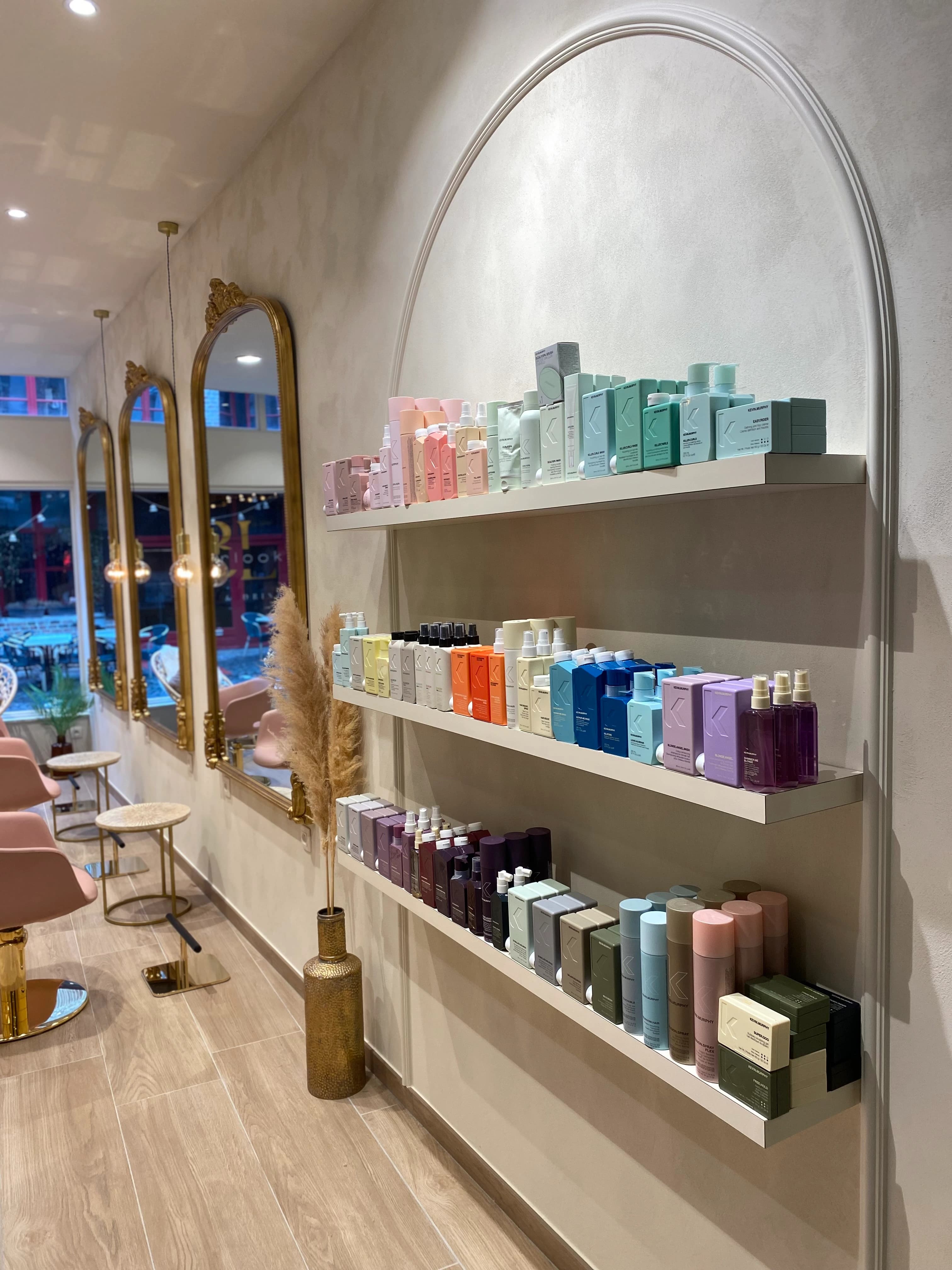 Productenwand en spiegels in de salon
