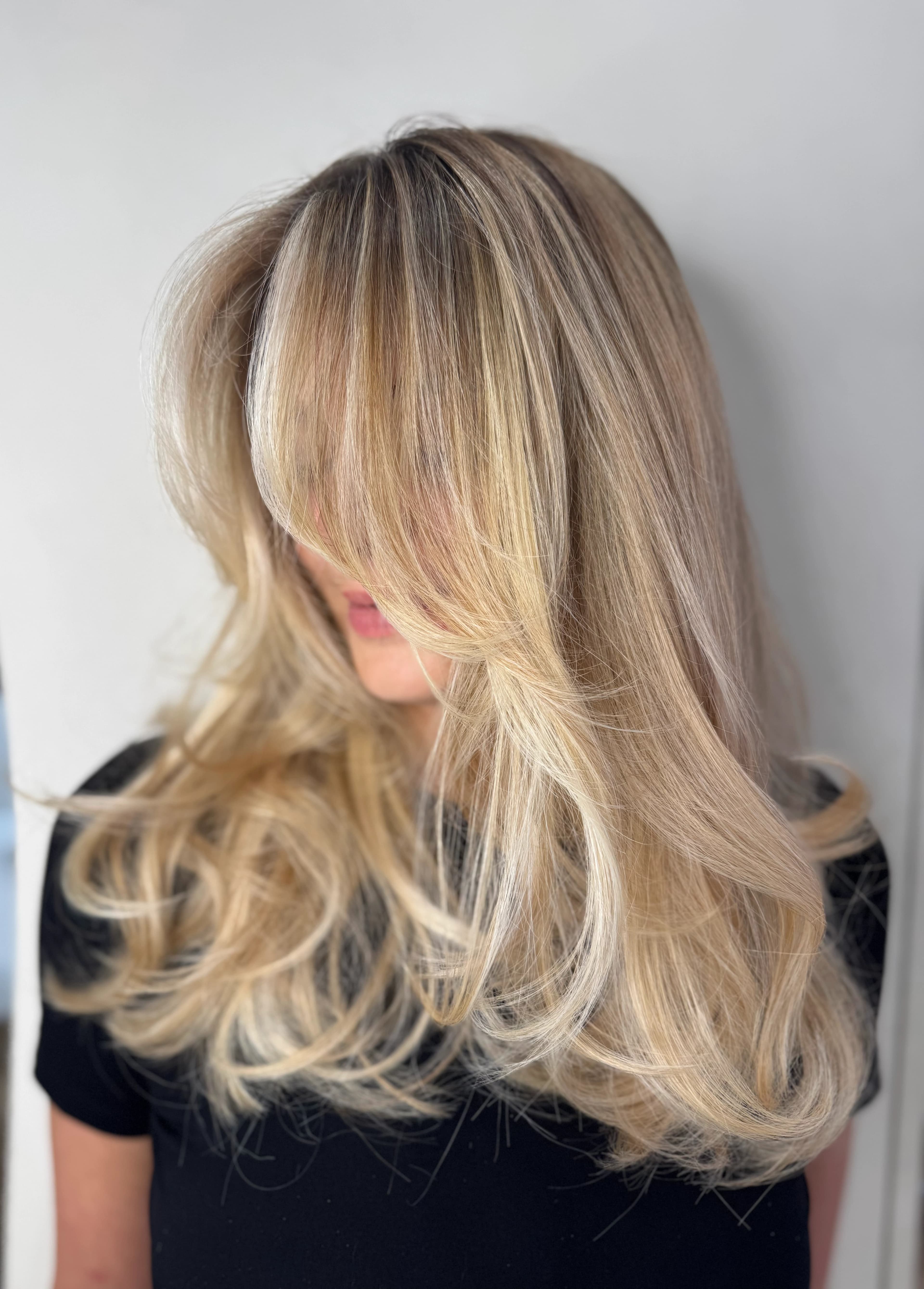 Blonde balayage met accent rond het gezicht